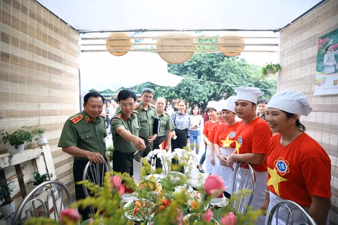 Ban giám khảo chấm phần thi của Đội Báo Công an Nhân dân 1.