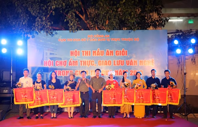 Ban Tổ chức trao giải nhì cho các đội thi.