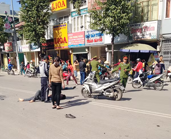 Hai thanh niên bị thương nặng sau tai nạn. Ảnh: Nhung Ninh Hai thanh niên bị thương nặng sau tai nạn. Ảnh: Nhung Ninh