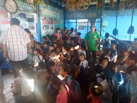 Các thành viên trong đoàn thăm hỏi, phát quà cho các em học sinh trong giờ ra chơi. Các thành viên trong đoàn thăm hỏi, phát quà cho các em học sinh trong giờ ra chơi.
