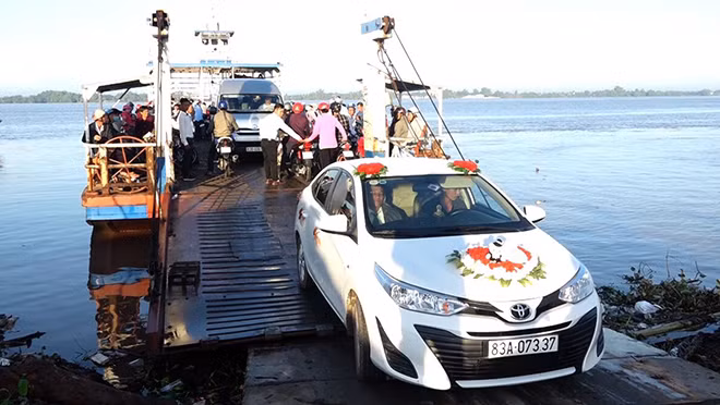 Một đám cưới miền Tây giữa tháng 7 năm 2019, nhà trai xuất phát từ Cù Lao Dung qua phà trên sông Hậu rồi di chuyển khoảng 20 cây số để đến nhà gái đón dâu