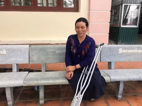 Bà KMăng từ ngày được đưa ra khỏi căn lều giữa núi rừng Lâm Hà trở nên vui vẻ, hoạt bát.