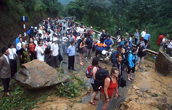 Giao thông trên tuyến QL 4D tê liệt hoàn toàn. Ảnh: Tây Bắc 24H.