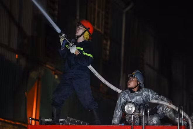 Lực lượng cảnh sát PCCC căng mình dập lửa tại đám cháy nhà máy Rạng Đông.
