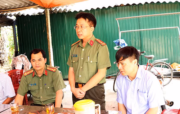 Đại tá Phạm Quang Tuyển - Phó cục trưởng Cục chính sách - Bộ công an động viên chia sẻ với gia đình thiếu úy Nguyễn Bá Cường. Đại tá Phạm Quang Tuyển - Phó cục trưởng Cục chính sách - Bộ công an động viên chia sẻ với gia đình thiếu úy Nguyễn Bá Cường.