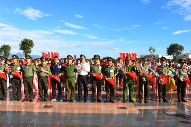 Thứ trưởng Lê Quốc Hùng và đại diện lãnh đạo tỉnh Quảng Bình tặng hoa, cờ lưu niệm cho các đơn vị tham dự Đại hội khỏe “Vì an ninh Tổ quốc”.