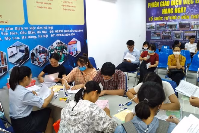 Số người lao động làm thủ tục xin hưởng trợ cấp thất nghiệp tại Trung tâm Dịch vụ việc làm Hà Nội hiện đang rất đông.