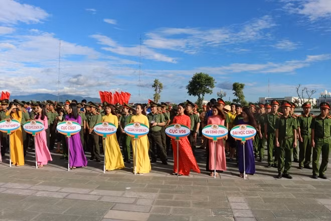 Các đoàn vận động viên các đơn vị tham dự Đại hội khỏe “Vì an ninh Tổ quốc” lần thứ VIII tại Quảng Bình.