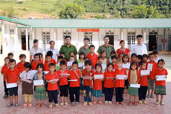Học sinh trường tiểu học Nặm Păm vui mừng đón nhận tình cảm và quà của bạn Tuệ Minh gửi tặng qua Báo CAND.