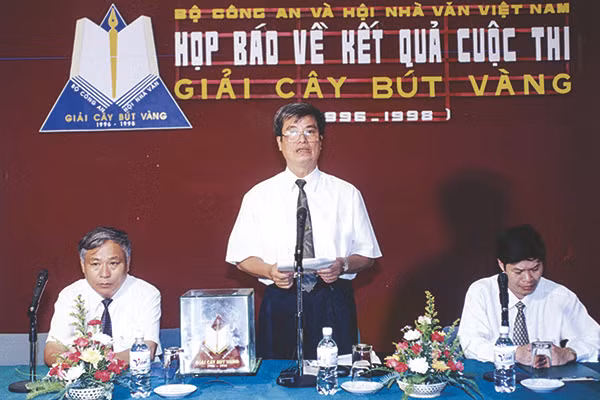 Thiếu tướng Phạm Văn Dần, Tổng cục trưởng Tổng cục Xây dựng lực lượng CAND, Trưởng ban Tổ chức cuộc thi Giải Cây bút vàng lần thứ nhất tại cuộc họp báo công bố kết quả cuộc thi (tháng 8-1998). Thiếu tướng Phạm Văn Dần, Tổng cục trưởng Tổng cục Xây dựng lực lượng CAND, Trưởng ban Tổ chức cuộc thi Giải Cây bút vàng lần thứ nhất tại cuộc họp báo công bố kết quả cuộc thi (tháng 8-1998).