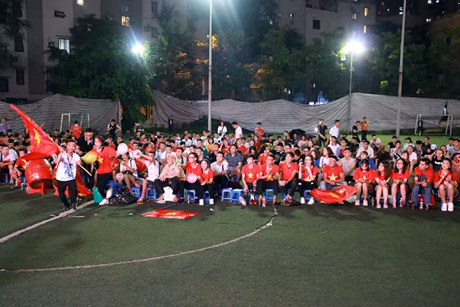 Tối 27-8, trời Hà Nội bất ngờ đổ cơn mưa lớn tuy nhiên tại sân vận động trường Đại học Y vẫn có khá đông khán giả tới theo dõi, cổ vũ cho đội tuyển Olympic Việt Nam đấu với Syria.
