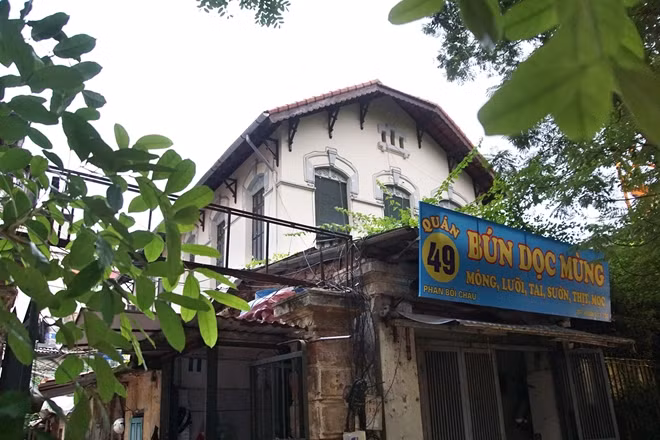 Nhà khách Tỉnh ủy Lai Châu ở 49 Phan Bội Châu (phường Cửa Nam, Hà Nội) do tỉnh Điện Biên quản lý có nguồn gốc là một tòa biệt thự Pháp hai tầng, diện tích đất rộng khoảng 560 m2. Tòa nhà này trước đây do tỉnh Lai Châu quản lý. Kể từ năm 2004, tỉnh Lai Châu tách thành hai tỉnh Lai Châu và Điện Biên, nhà khách này thuộc sở hữu của tỉnh Điện Biên.