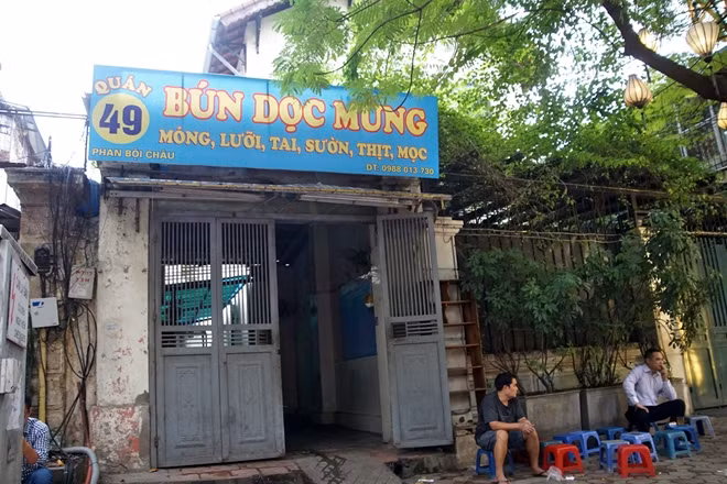 Giờ đây khi đi qua số 49 Phan Bội Châu, với nhiều người Hà Nội chỉ còn biết đây là một quán bún ngay phía ngoài.