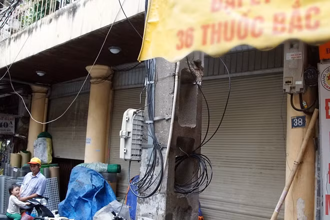 Nằm trên khu đất rộng hơn 300 m2 này là một tòa nhà 7 tầng và từng là trụ sở của Kho bạc quận Hoàn Kiếm. Từ năm 2017, đơn vị này chuyển đi nơi khác. Nơi đây biến thành bãi trông giữ xe và được người dân thuê làm nhà kho.