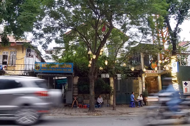 Trước những vấn đề trên, UBND TP Hà Nội cho biết, từ tháng 12-2017, TP đã có văn bản gửi UBND tỉnh Điện Biên đề nghị bàn giao lại cho TP quản lý, sử dụng để xây trường mầm non công lập phục vụ nhân dân và đảm bảo an toàn tính mạng, tài sản cho nhân dân trong khu vực.