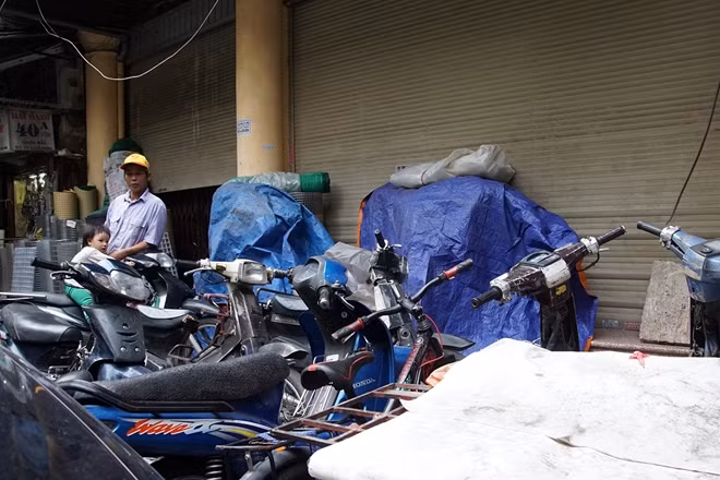 Tình trạng nhếch nhách, nhộm nhoạm bởi việc người dân tự ý sử dụng khu vực mặt tiền tòa nhà ở số 38 Thuốc Bắc làm nơi trông giữ xe, bày hàng bán kinh doanh.