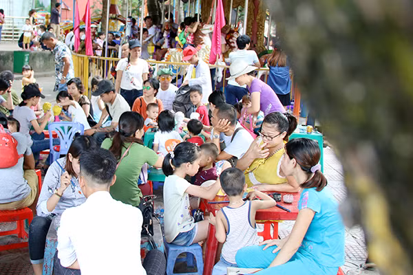 Trò chơi tô tượng thu hút rất đông trẻ nhỏ đến chơi.