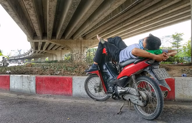 Khu vực chân cầu cũng trở thành những điểm tránh nắng nóng và nghỉ ngơi lý tưởng của người lao động đặc biệt là cánh tài xế xe ôm vào mỗi trưa hè.