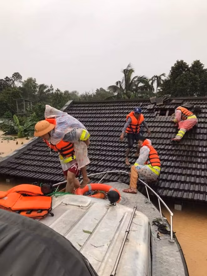 Lực lượng CSGT Công an Quảng Trị cứu người dân Vĩnh Linh bị ngập lụt.