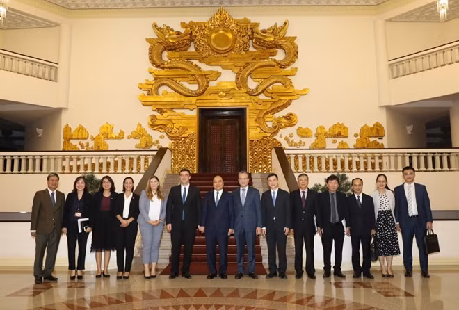 Thủ tướng Nguyễn Xuân Phúc, Đại sứ Israel tại Việt Nam Nadav Eshcar và các đại biểu tại buổi tiếp.