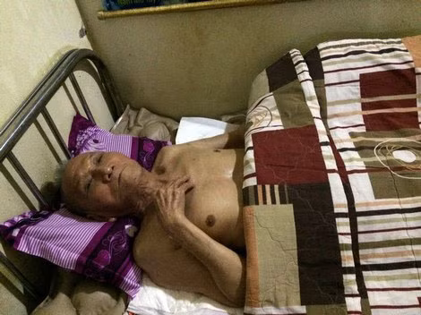 Cụ Lê Tấn Thức hiện bệnh nằm một chỗ không đi đứng được.