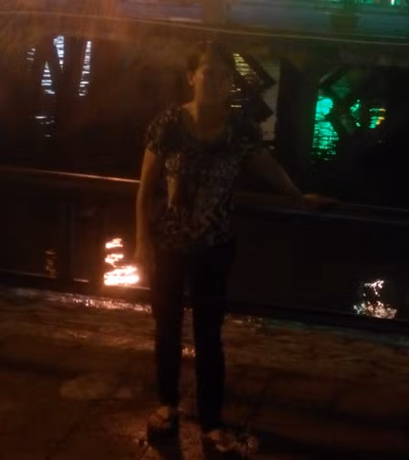 Chị L. và những đêm dài kiếm sống xa gia đình.