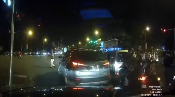 CSGT ra tín hiệu dừng xe.