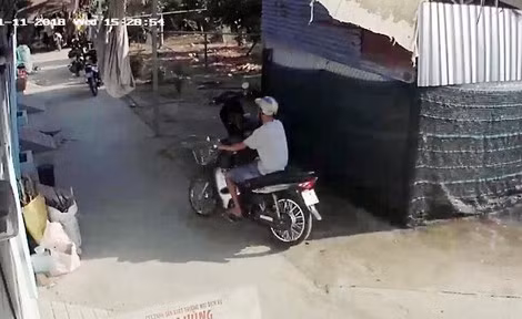 Hình ảnh trinh sát ghi lại khi các đối tượng mang xe trộm được về cất giữ ở một nhà trọ khu vực biên giới.
