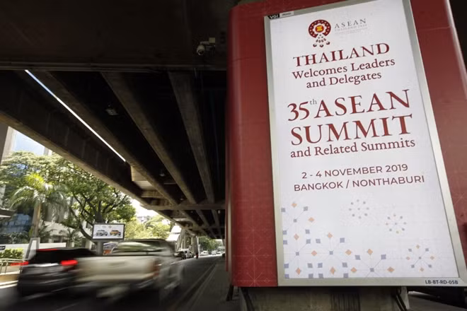 Hội nghị thượng đỉnh ASEAN lần thứ 35 và Hội nghị cấp cao EAS lần thứ 14 được cho là cơ hội để ASEAN đoàn kết và khẳng định vai trò trung tâm trong việc giải quyết vấn đề Biển Đông.