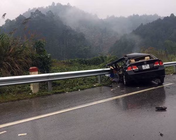 Chiếc Civic hư hỏng nặng sau tai nạn. Ảnh: L.Trần.