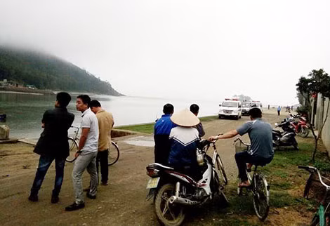Rất đông người và phương tiện tập trung ở cảng cá Quỳnh Long chờ tàu gặp nạn cập bến.