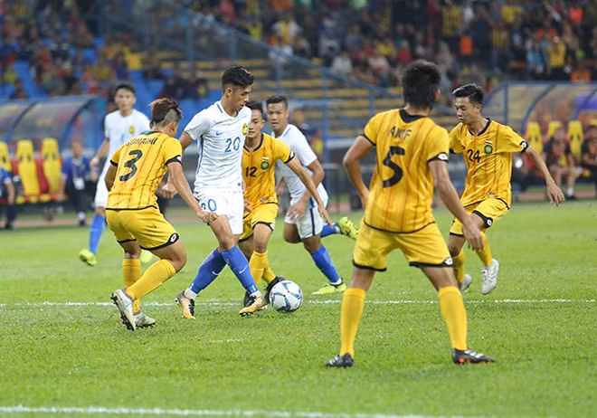 U22 Malaysia (áo trắng) chật vật hạ U22 Brunei trận ra quân. Ảnh: SN