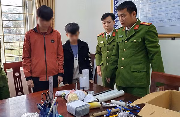 Hai nam sinh cùng các vật dụng, nguyên liệu chế tạo pháo