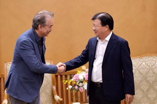 Phó Thủ tướng Trịnh Đình Dũng và ông Robert Yap, Chủ tịch Điều hành Tập đoàn YCH - Ảnh: VGP/Đoàn Bắc Phó Thủ tướng Trịnh Đình Dũng và ông Robert Yap, Chủ tịch Điều hành Tập đoàn YCH - Ảnh: VGP/Đoàn Bắc