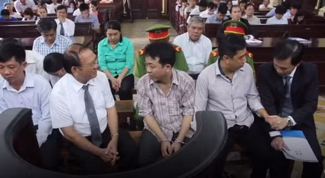 Hai bị cáo Nguyễn Minh Hùng và Võ Mạnh Cường trao đổi với luật sư.