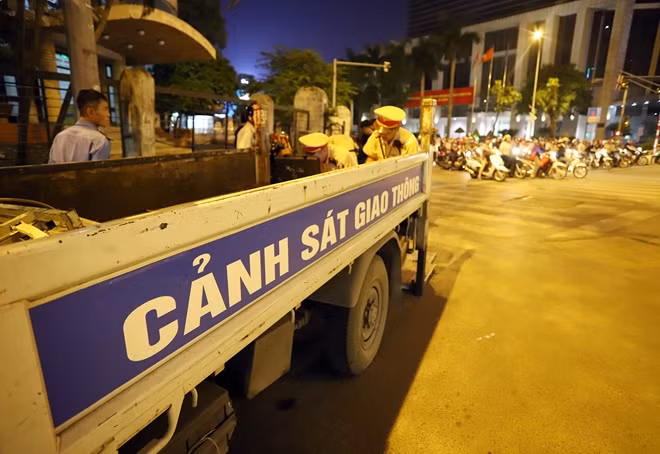 Tổ công tác Đội CSGT số 3 làm nhiệm vụ tại khu vực ngã tư Thái Hà – Láng Hạ.