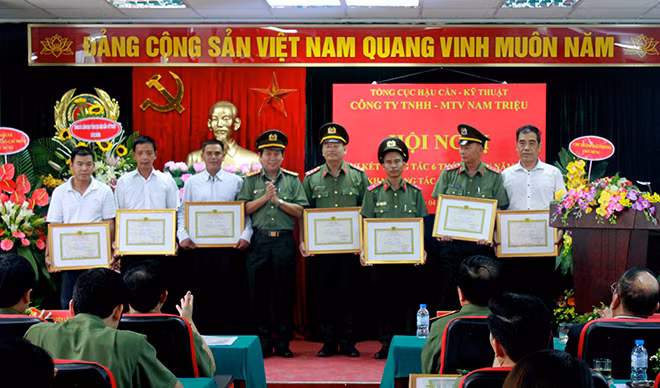 Lãnh đạo Công ty Nam Triệu trao Giấy khen cho các cá nhân có thành tích xuất sắc trong 6 tháng đầu năm