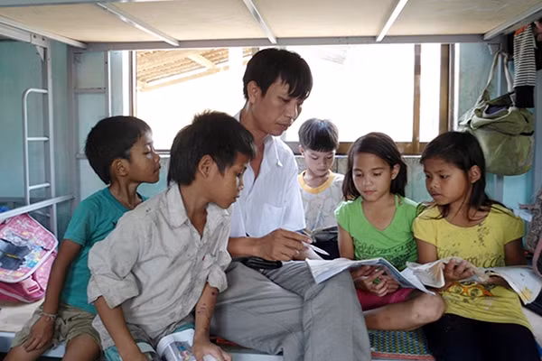 Thầy Cương dạy học cho học sinh thôn Gò Da ở nội trú