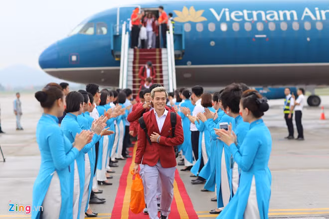 Văn Toàn gây ấn tượng với mái tóc bạch kim.