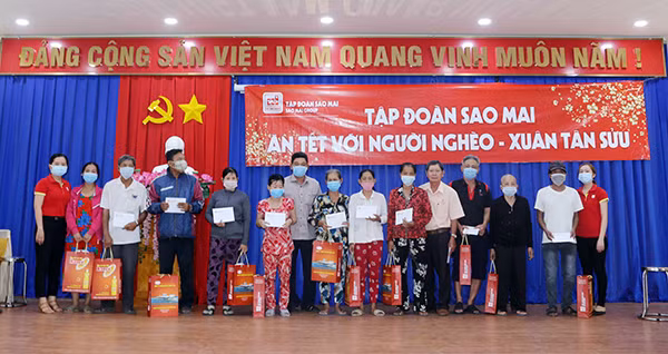 Ông Nguyễn Văn Quang - Chủ tịch Công đoàn Sao Mai Group tặng quà tại các phường, xã của TP. Long Xuyên