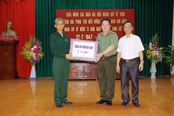 Đại tá Nguyễn Quốc Hùng, Giám đốc Công an tỉnh trao quà tại Trung tâm điều dưỡng thương bệnh binh TT Ba Sao