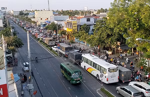Dòng phương tiện đông đúc vào ngày 2/5.