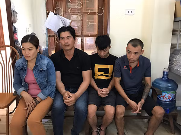 4 đối tượng tại cơ quan công an. 4 đối tượng tại cơ quan công an.