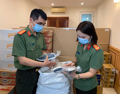 Các đồng chí trong BCH Công đoàn CAND kiểm tra, sắp xếp số hàng nhu yếu phẩm cẩn thận trước khi đóng thùng chuyển tới Bệnh viện Dã chiến số 2 Bắc Giang để tiếp sức cho đoàn cán bộ Y tế CAND tình nguyện