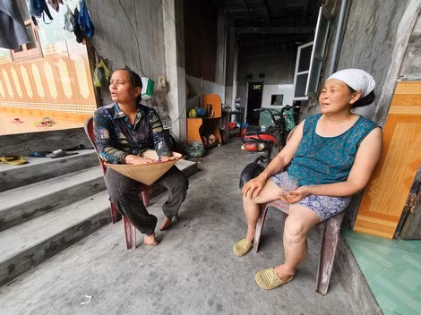 Bà Khởi và bà Lan đều là nông dân. Bà Khởi và bà Lan đều là nông dân.