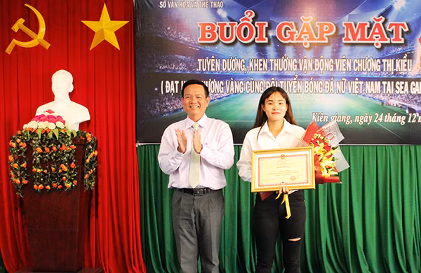 Ông Nguyễn Văn Sáu, Giám đốc Sở Văn hóa, Thể thao, trao Bằng khen của UBND tỉnh Kiên Giang cho VĐV, Chương Thị Kiều vào chiều 24-12. Ông Nguyễn Văn Sáu, Giám đốc Sở Văn hóa, Thể thao, trao Bằng khen của UBND tỉnh Kiên Giang cho VĐV, Chương Thị Kiều vào chiều 24-12.