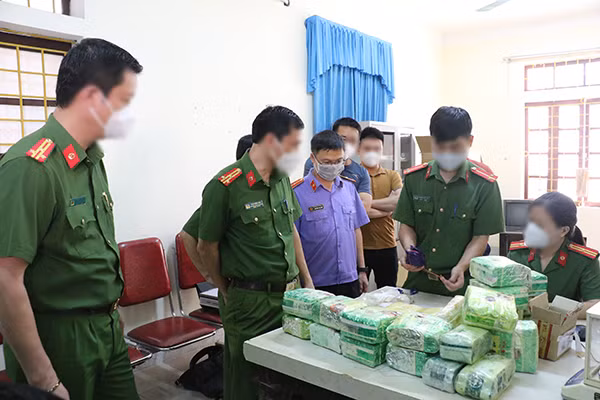 Lực lượng chức năng tổ chức lấy mẫu giám định số ma túy thu giữ được