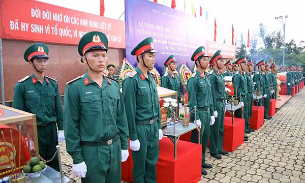 Nghi thức đưa hài cốt liệt sĩ Quân tình nguyện Việt Nam vào an táng tại Nghĩa trang liệt sĩ tỉnh Bình Phước