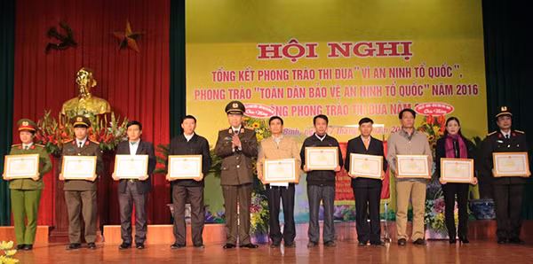 Bộ trưởng Tô Lâm trao Cờ đơn vị dẫn đầu phong trào thi đua “Vì an ninh Tổ quốc” cấp cơ sở và Bằng khen của Bộ Công an cho các tập thể, cá nhân có thành tích xuất sắc.