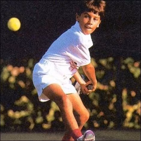 Nadal hồi nhỏ luôn cầm vợt bằng cả hai tay.